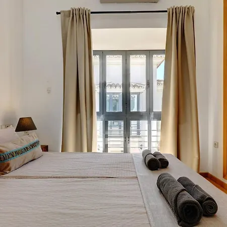 011 Bright And Spacious With Private Pool
