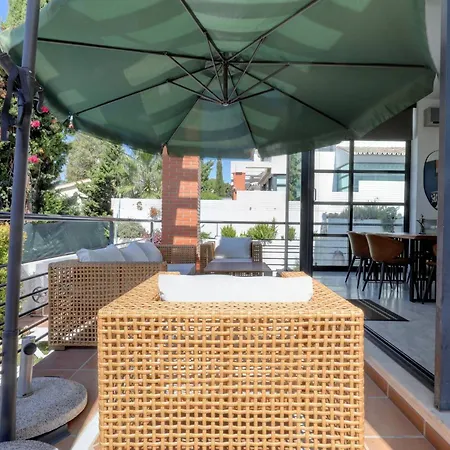 011 Bright And Spacious With Private Pool