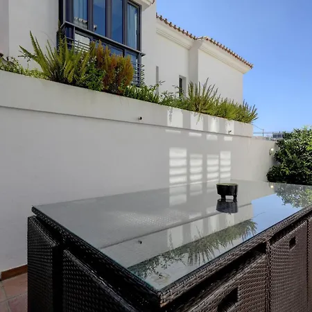 011 Bright And Spacious With Private Pool